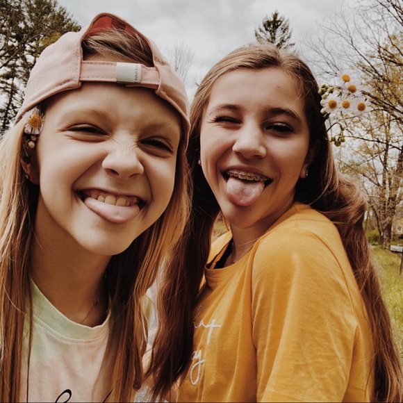 Meet your Poshers, Holly and Reese - Picture 2 of 3